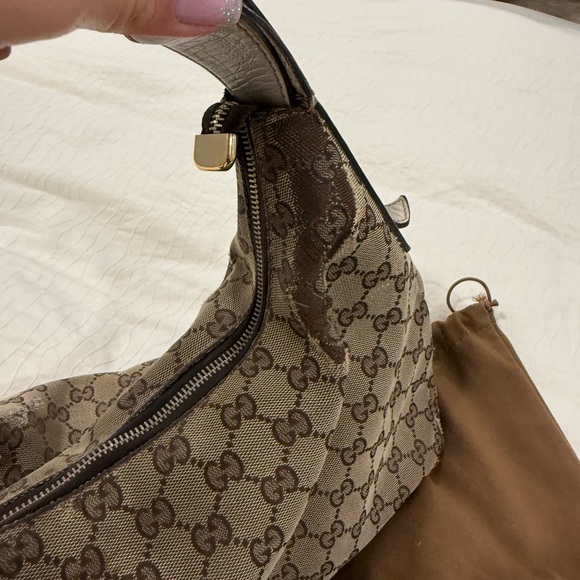 100% Authentic Gucci Beige Monogram Shoulder Bag - Picture 4 of 13